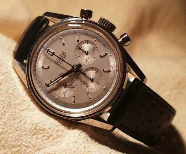 http://www.chronomaddox.com/heuer/scans/watches/carrera/64_reeditioncarrerasilver_640.jpg